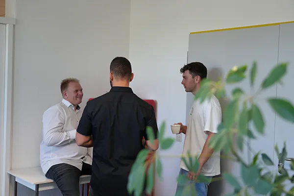Drei Kollegen im Gespräch